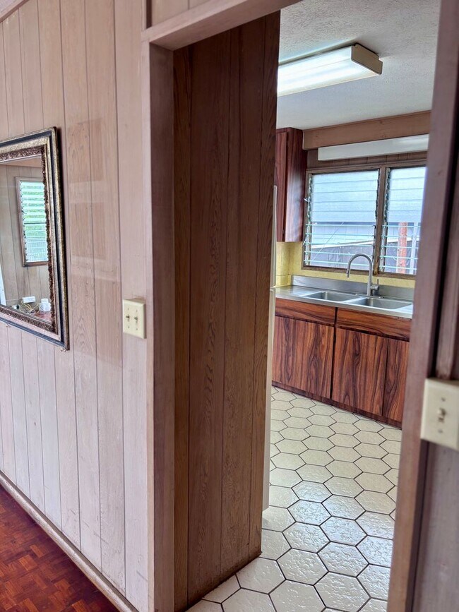 Building Photo - Available now | 3 Bedroom, 1.5 bath duplex with 2 tanden parking nested in Kaimuki