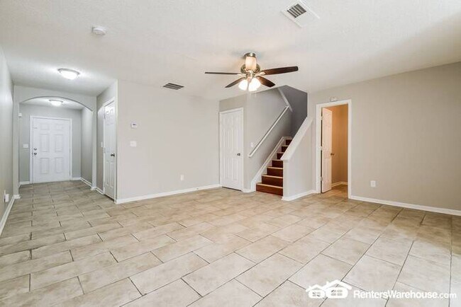 Building Photo - Spacious Traditional off Old National