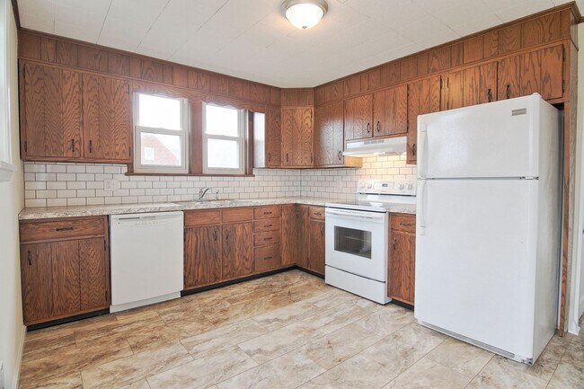 Building Photo - Charming Single Home Available Now!
