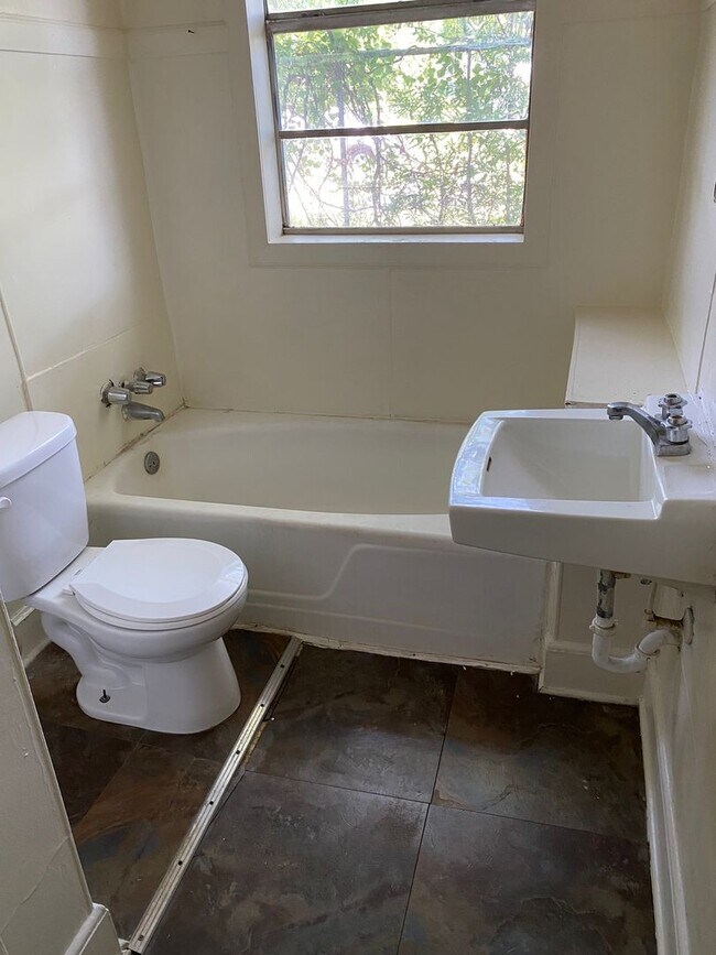 Building Photo - 2BR in Morningside off Old Mansfield Road