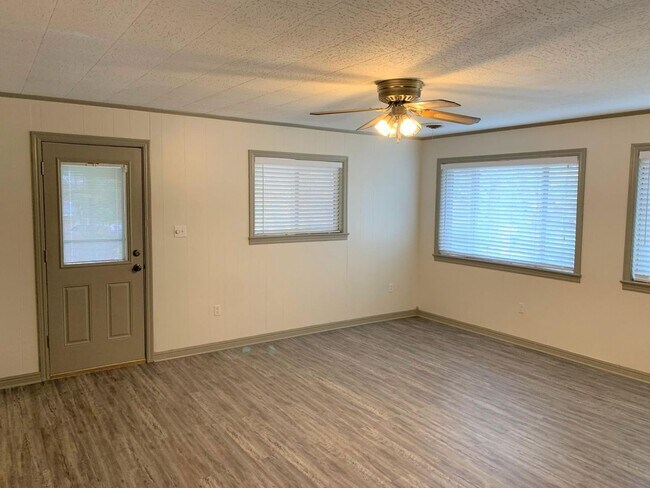 Building Photo - Come take a look at this home on a convenient corner lot