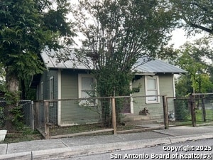 Building Photo - 420 Benton St