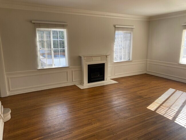 Building Photo - 144 S Camden Dr