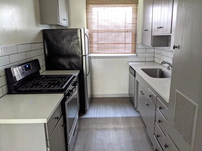 Foto del edificio - 6127 Romaine St