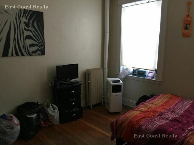 Building Photo - 221 Kelton St