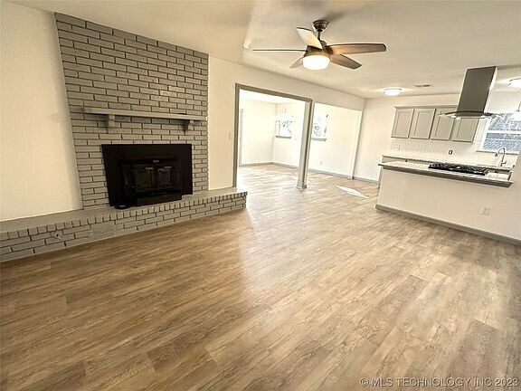 Living Area - 139 W Kent St