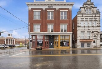 Building Photo - 200 E 9th St