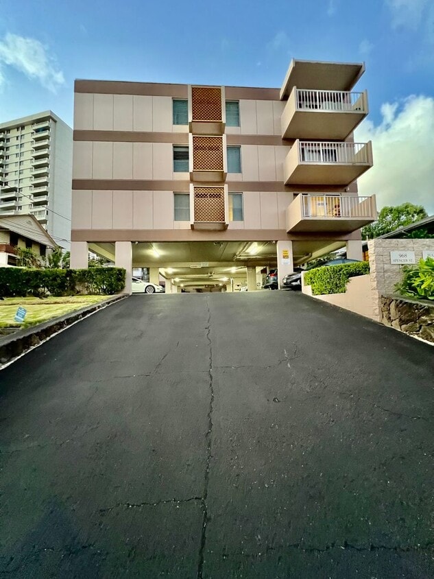 Spacious 1Bed 1Bath 1Parking Stall With Lanai & Den - Spacious 1Bed 1Bath 1Parking Stall With Lanai & Den