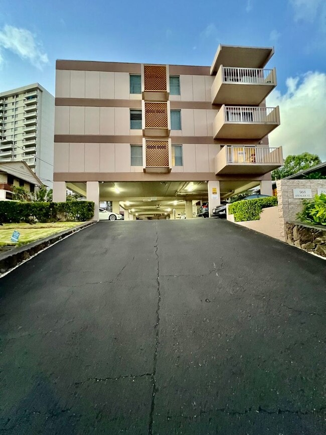 Spacious 1Bed 1Bath 1Parking Stall With Lanai & Den - Spacious 1Bed 1Bath 1Parking Stall With Lanai & Den House