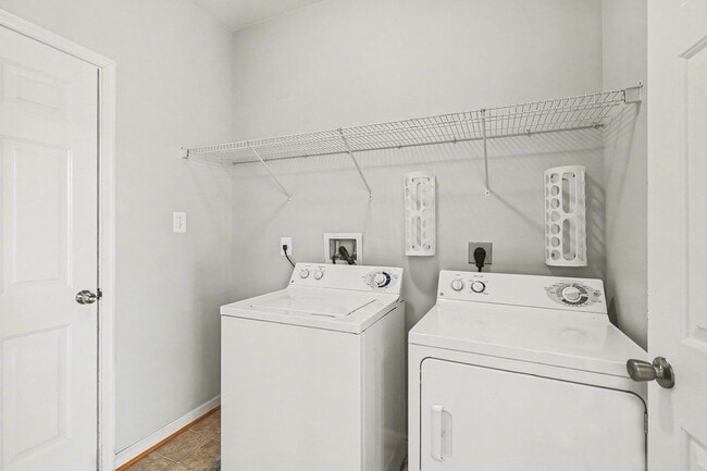 Building Photo - Spacious 5-Bedroom Fredericksburg Home with Flexible Living & Over 3,500 Sq Ft