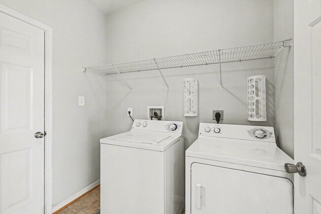 Foto del edificio - Spacious 5-Bedroom Fredericksburg Home with Flexible Living & Over 3,500 Sq Ft