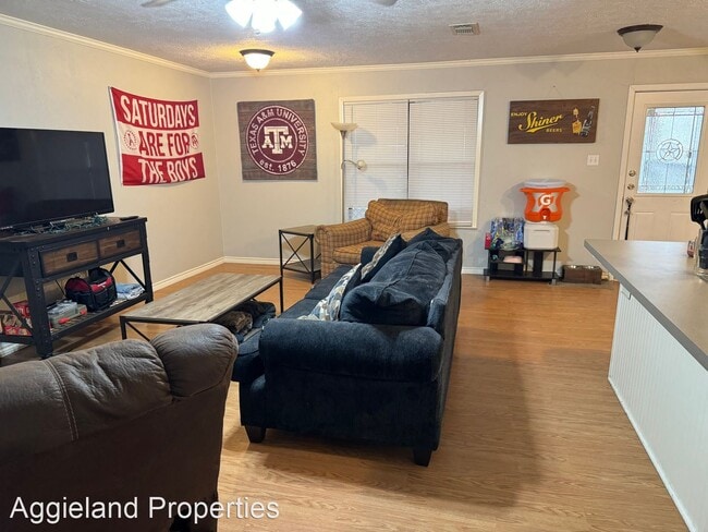 Building Photo - 3 br, 2 bath House - 3211 Heatherwood