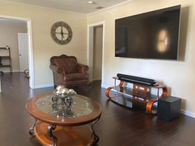 Foto del edificio - Fully furnished 3 Bedroom 3 bathroom Singl...