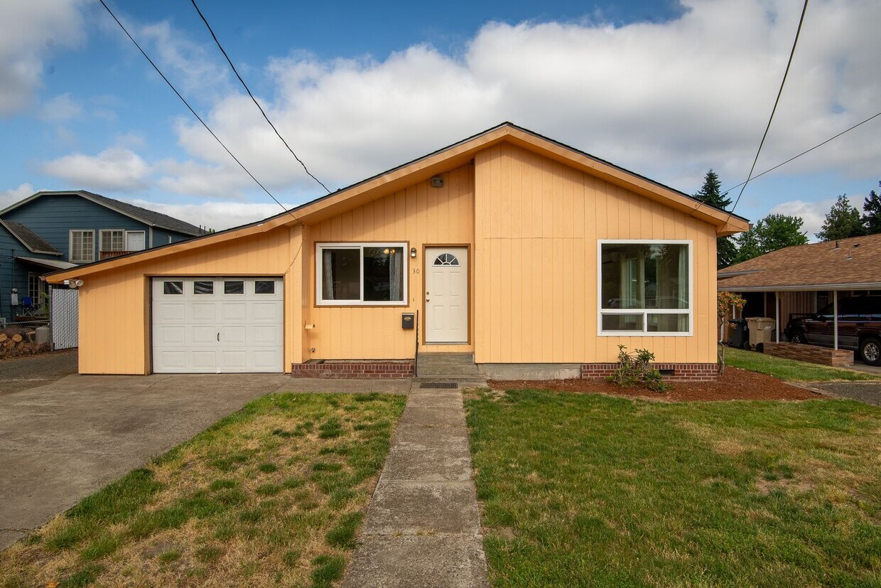 Foto principal - Charming, Newly-Renovated 3 Bed, 1.5 Bath ...