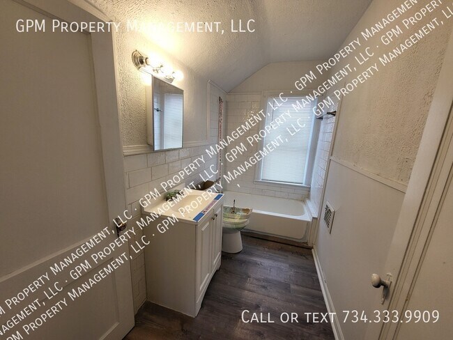 Foto del edificio - 16805 Woodingham Dr