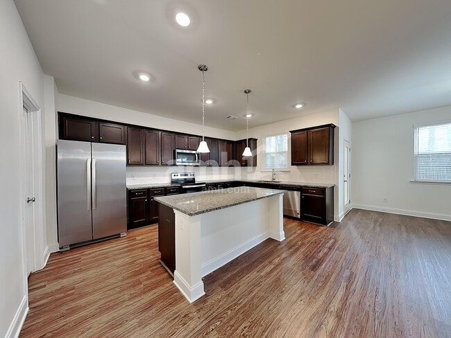 Building Photo - 605 Lk Vis Ct