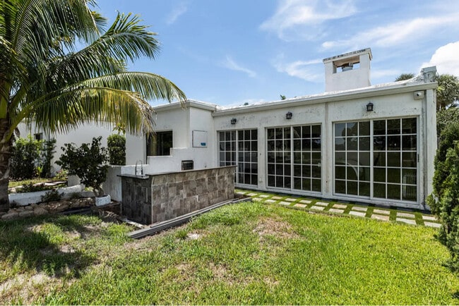 Building Photo - 6590 Fountains Cir