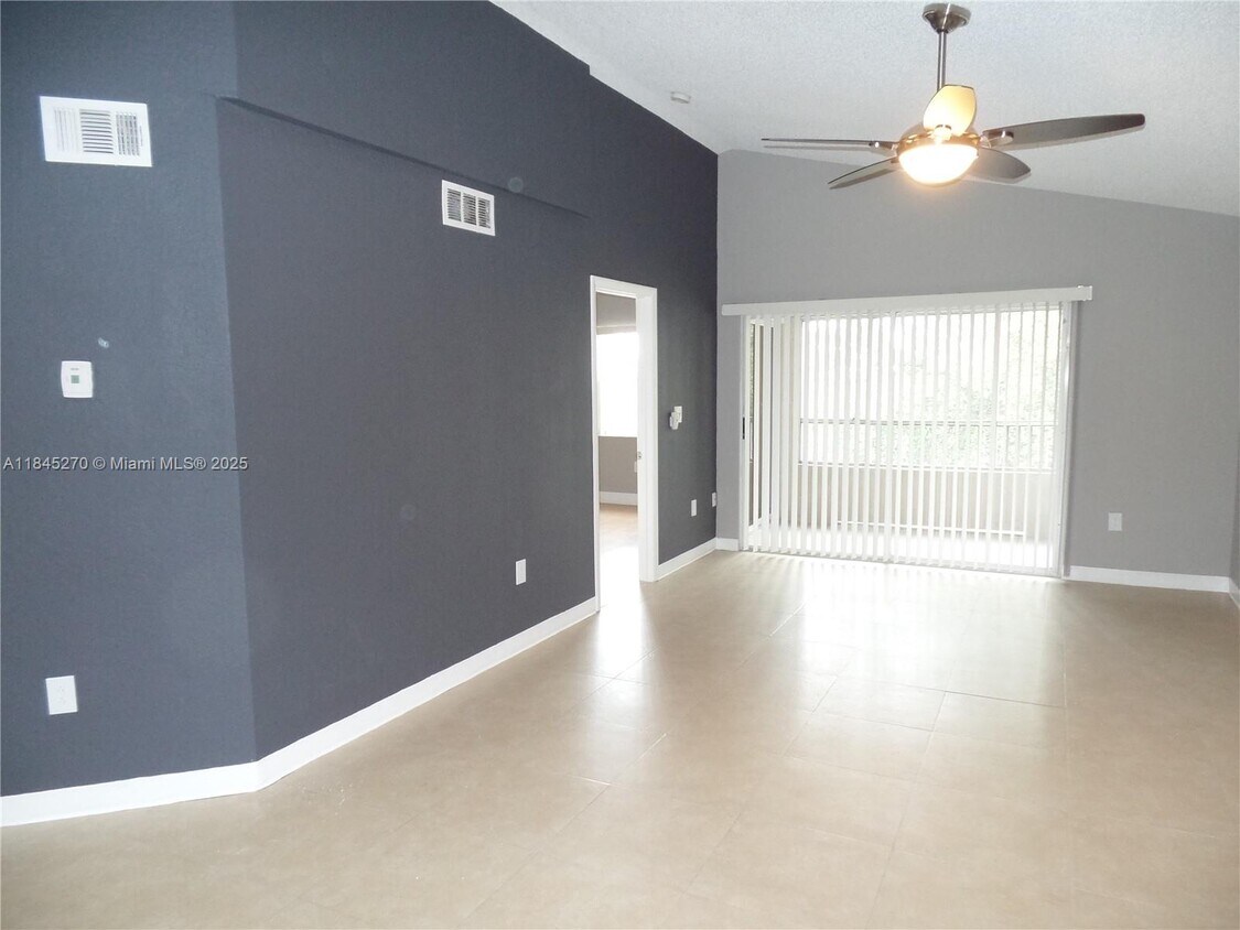 Primary Photo - 2850 N Oakland Forest Dr