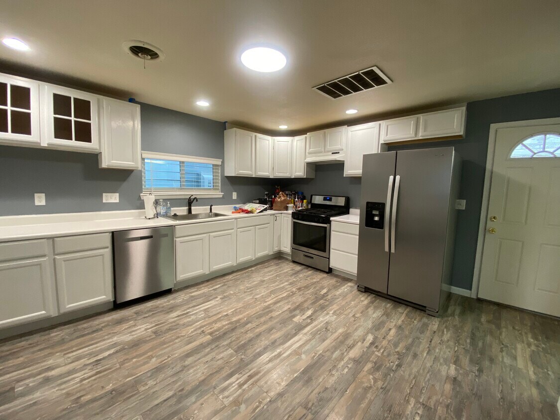 Foto principal - 1216 Harrison Ave