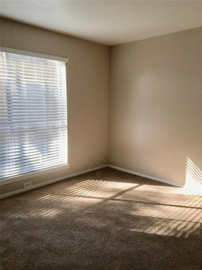 Building Photo - 3 bed, 2 bath condo