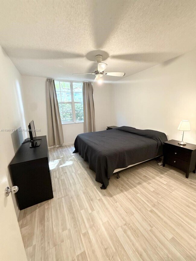 Building Photo - 19501 E Country Club Dr