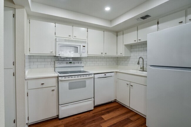 Foto del edificio - 2103 Pompton Dr