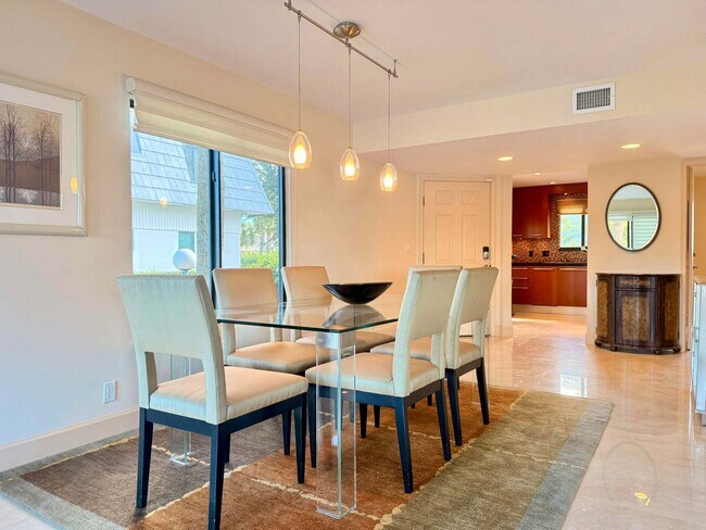 Building Photo - 1005 Russell Dr