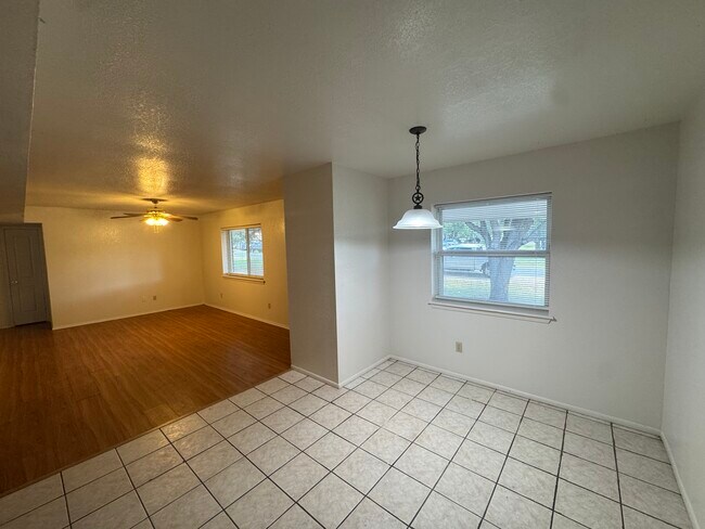 Building Photo - 502 S R J Dr