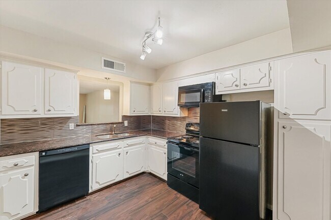 Foto del edificio - Updated 2-Bed, 2.5-Bath Condo in Sought-Af...
