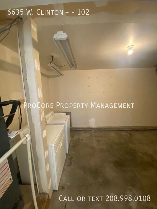 Building Photo - 6635 W Clinton Ln