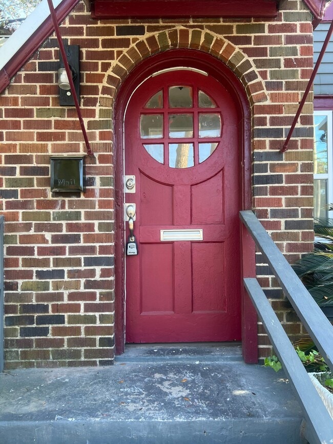 Building Photo - 1301 E 39th St