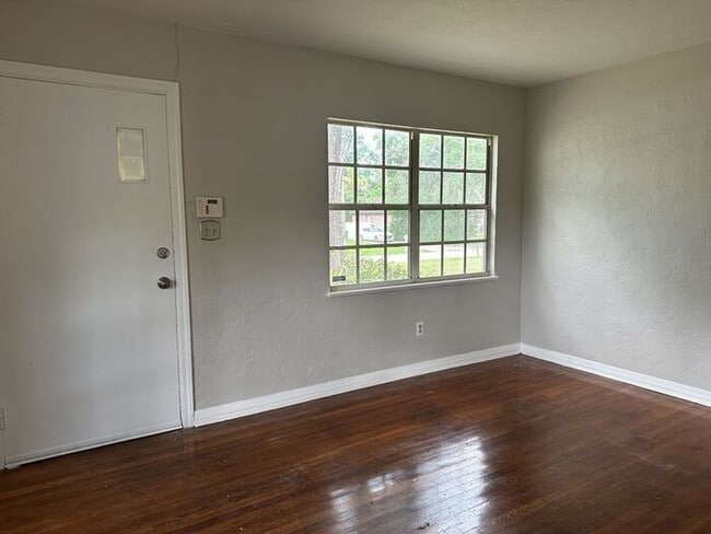 Foto del edificio - OVERSIZED LOT WITH DETACHED GARAGE