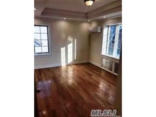 Foto del edificio - 45-40 Parsons Blvd