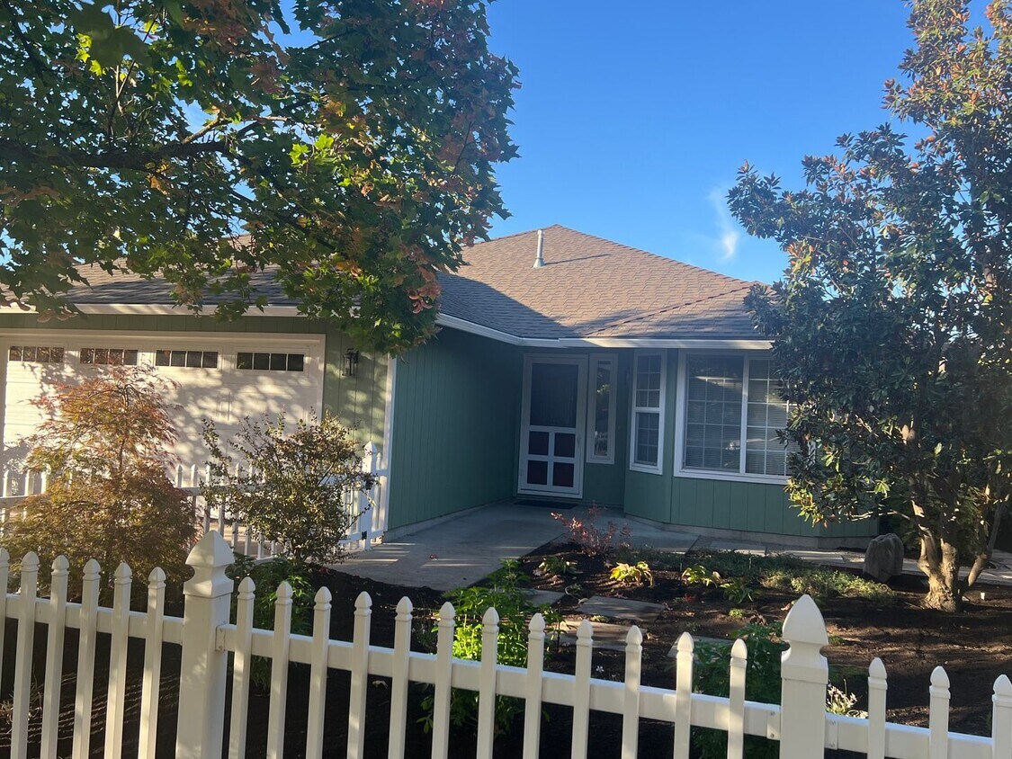 Primary Photo - Move in ready three bed/two bath home | Av...