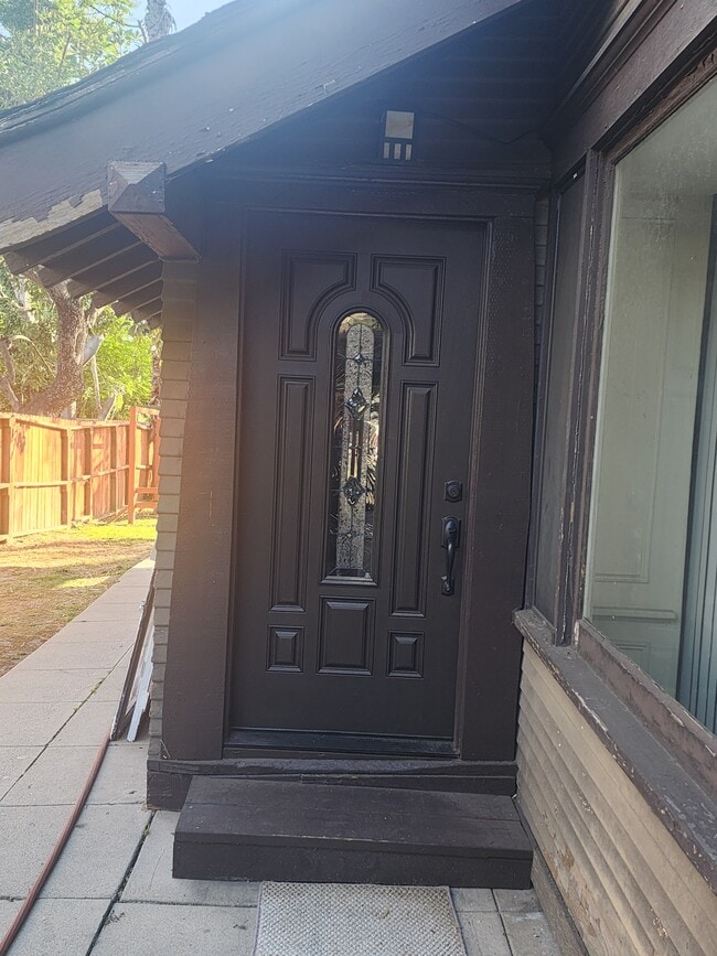 Building Photo - 893 Lincoln Ave