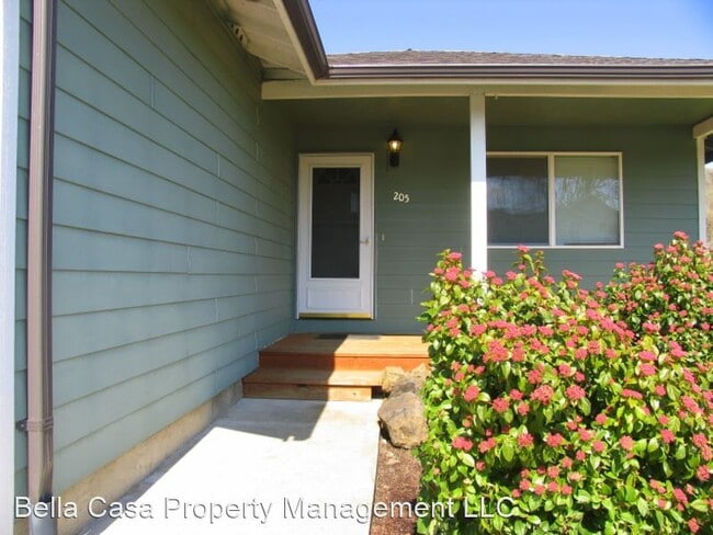 Building Photo - 3 br, 1.5 bath House - 205 NE Blair St.