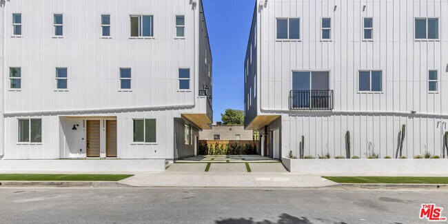 Foto del edificio - 5050 Cleon Ave