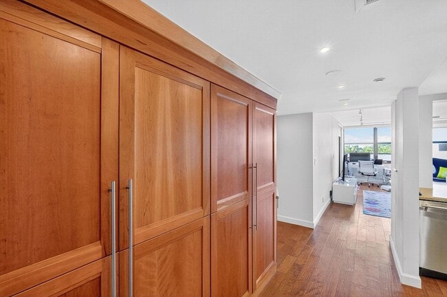 Building Photo - 2555 Collins Ave