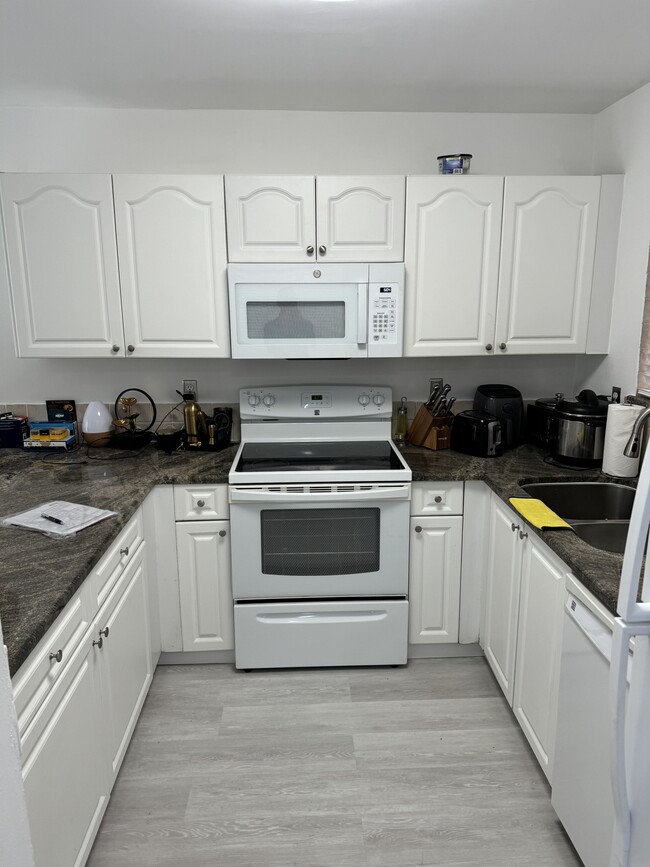 Building Photo - 6235 SW Kendale Lakes Cir