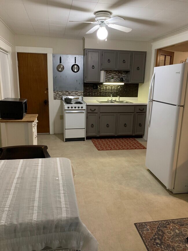 Kitchen - 87 Jackson Ave