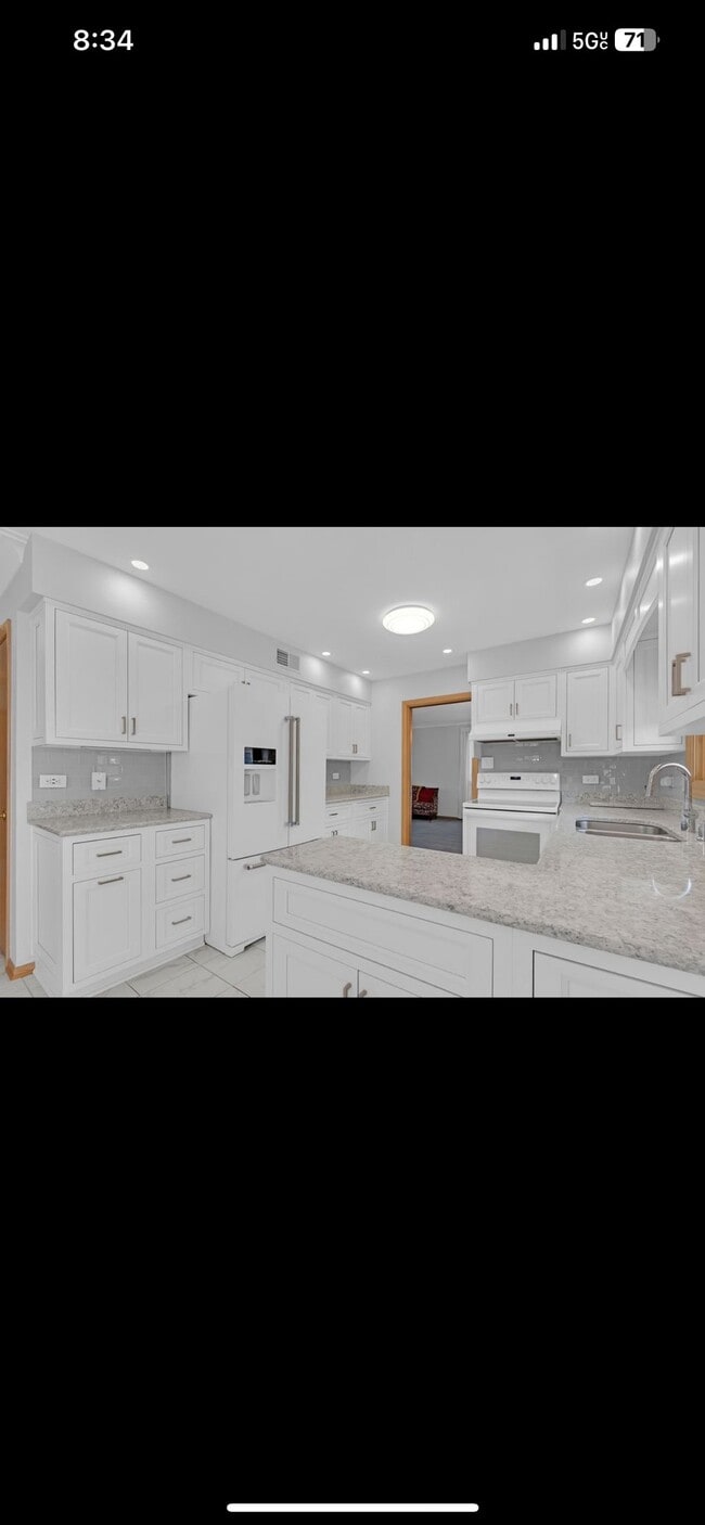 Building Photo - 9700 Kolmar Ave