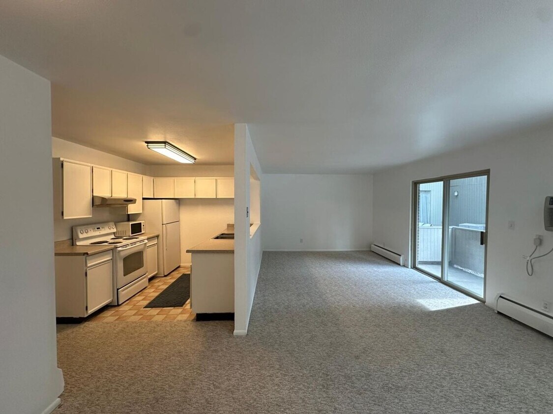 Foto principal - Spacious, Light-Filled 2-Bedroom Apartment...