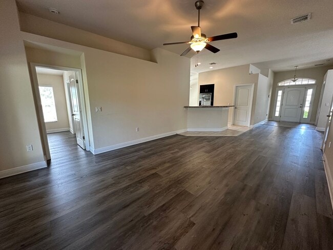 Building Photo - Spacious 4 Bedroom Home with Fenced Yard a...