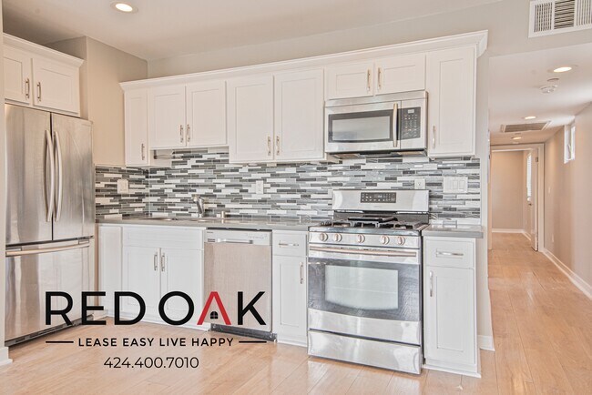 Foto del edificio - Incredibly Spacious Three Bedroom with Stu...