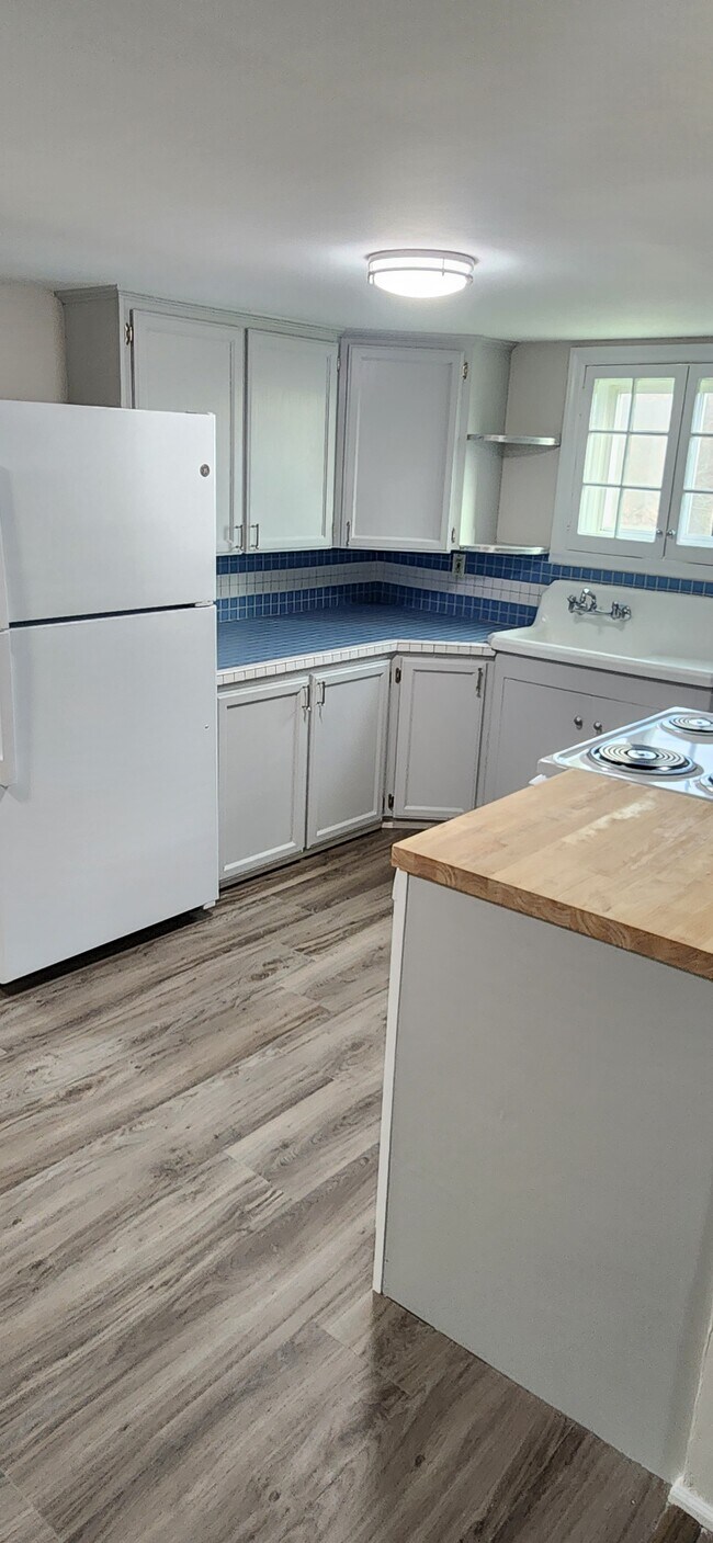 Foto del edificio - 8615 Aitken Ave