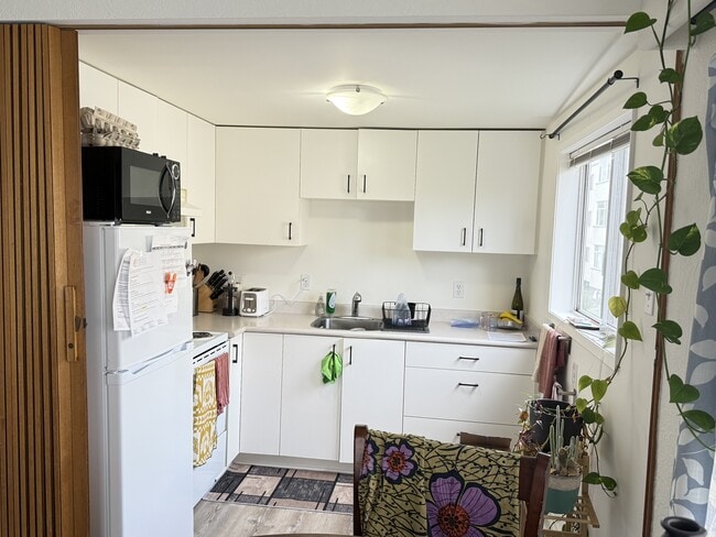 Building Photo - 908 Cook St