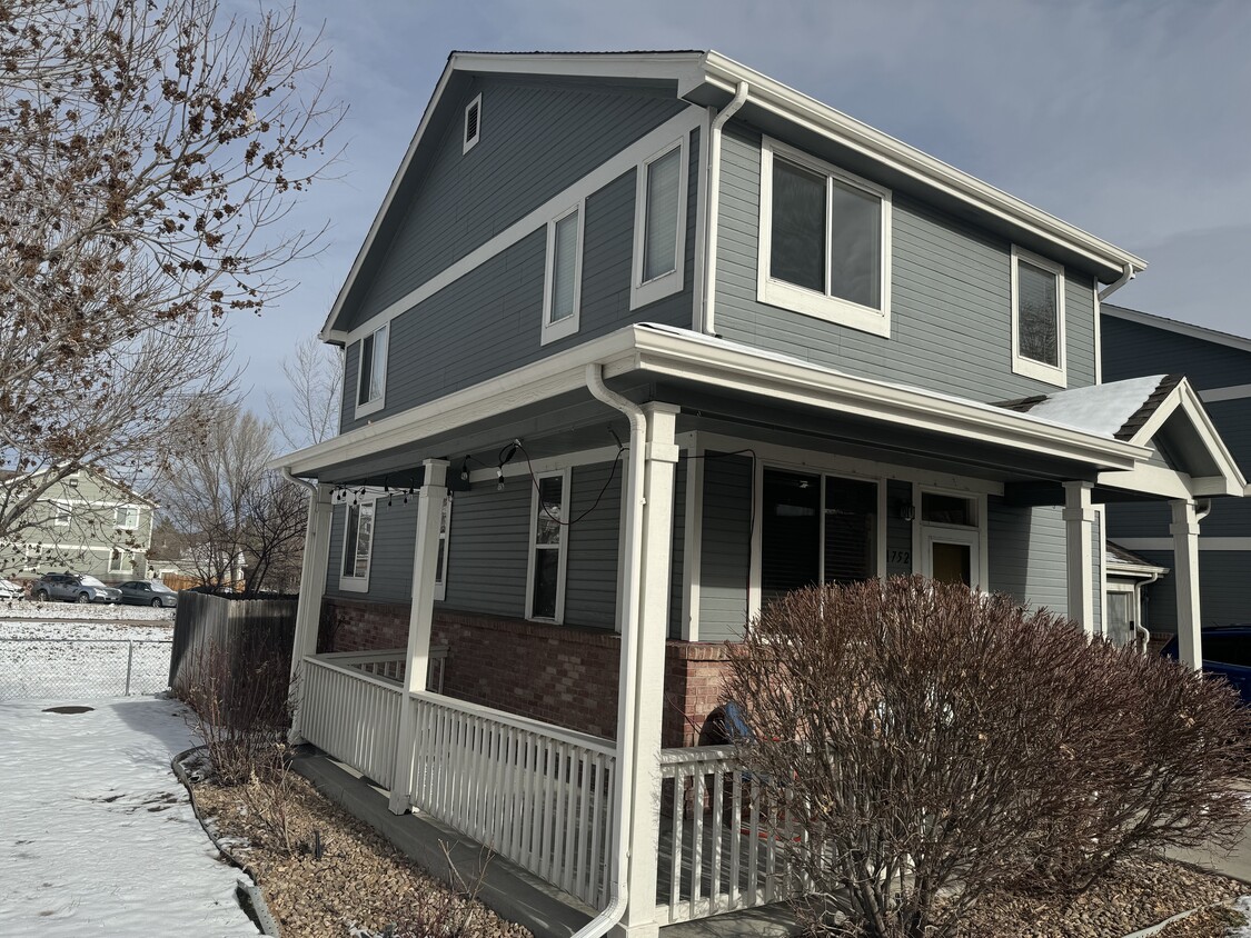 Primary Photo - 1752 Lake Shore Pl