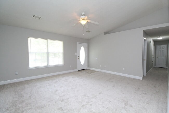 Foto del edificio - 3-Bed, 2-Bath Brick Home with Vaulted Ceilings and 1-Car Garage – Conveniently Located Near Whiti...