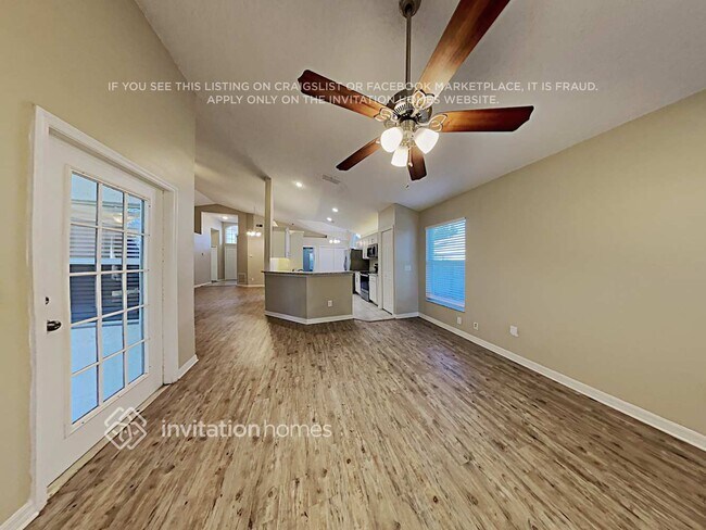 Foto del edificio - 2071 Lake Marion Dr