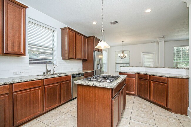 Building Photo - 5 Bedroom House in Gated Golf Course Commu...